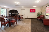 Lobi Red Roof Inn PLUS+ & Suites Opelika