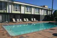 Swimming Pool Vagabond Inn Los Angeles at USC