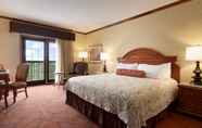 Kamar Tidur 3 Chateau On The Lake Resort Spa and Convention Center