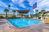 Swimming Pool Motel 6 Las Vegas, NV - Tropicana