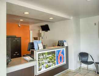 Lobby 2 Motel 6 Everett, WA - North