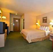 Bedroom 2 Quality Inn & Suites Weed - Mount Shasta