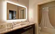 Phòng tắm bên trong 3 Homewood Suites by Hilton Newark-Cranford