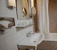 Toilet Kamar 2 Best Western Hotel Royal