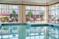 Swimming Pool DoubleTree by Hilton San Francisco Airport North Bayfront