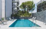 Kolam Renang 2 Golden Tulip Aix en Provence