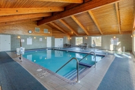 Swimming Pool Comfort Inn & Suites Jackson - West Bend