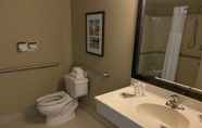 ห้องน้ำภายในห้อง 6 Country Inn & Suites by Radisson, Dundee, MI