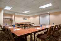 Functional Hall Country Inn & Suites by Radisson, Dundee, MI