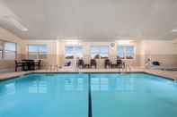 Swimming Pool Country Inn & Suites by Radisson, Dundee, MI