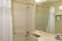 In-room Bathroom Comfort Inn & Suites Airport Dulles - Gateway