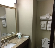 ห้องน้ำภายในห้อง 4 Comfort Suites Myrtle Beach Central