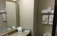ห้องน้ำภายในห้อง 4 Comfort Suites Myrtle Beach Central