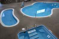 สระว่ายน้ำ Econo Lodge Inn & Suites