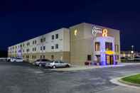 Exterior Super 8 by Wyndham Wichita North