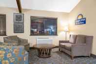 Ruang Umum Days Inn & Suites by Wyndham Baxter Brainerd Area