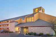 Exterior Super 8 by Wyndham Vandalia/Dayton International Airport