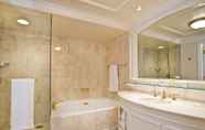 Toilet Kamar 7 The Grand America Hotel