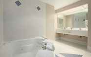 Toilet Kamar 7 41 Lakefront Hotel, Trademark Collection By Wyndham