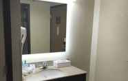 ห้องน้ำภายในห้อง 3 Holiday Inn Express London, an IHG Hotel