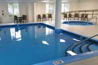 สระว่ายน้ำ Charlevoix Inn & Suites SureStay Collection by Best Western