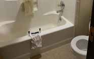 Toilet Kamar 6 Americas Best Value Inn Gaylord