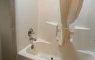 Toilet Kamar 5 Americas Best Value Inn Gaylord