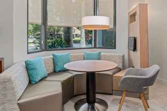 Lobi 4 Courtyard by Marriott - Naples