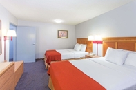 Bedroom Days Inn by Wyndham Valdosta I-75