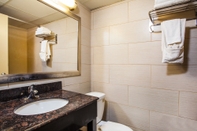 In-room Bathroom Howard Johnson by Wyndham North Plainfield