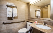 In-room Bathroom 7 Howard Johnson by Wyndham North Plainfield