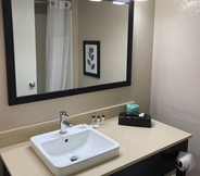 Toilet Kamar 2 Country Inn & Suites by Radisson, Greenville, NC