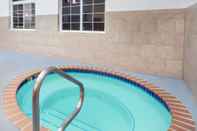 สระว่ายน้ำ Howard Johnson Hotel & Suites by Wyndham Oacoma