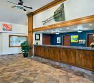 Lobby 2 Oxford Suites Hermiston