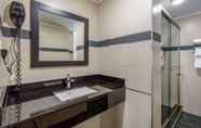 Toilet Kamar 7 Red Lion Inn & Suites Philadelphia