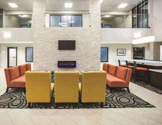 Lobby 2 La Quinta Inn & Suites by Wyndham Kokomo