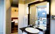 In-room Bathroom 6 Hotel Quartier Latin