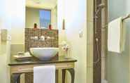 Toilet Kamar 7 Classic Hotel Harmonie