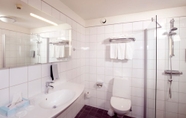 In-room Bathroom 4 Clarion Collection Hotel Fregatten