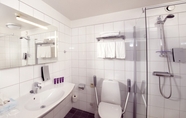 In-room Bathroom 3 Clarion Collection Hotel Fregatten