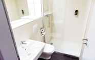 In-room Bathroom 2 Serways Hotel Heiligenroth