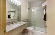 In-room Bathroom 4 SureStay Plus Hotel by Best Western Kincardine