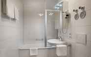 In-room Bathroom 5 acora Karlsruhe Zentrum Living the City