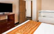 Phòng ngủ 4 Comfort Suites Salem