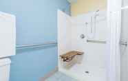 Toilet Kamar 2 Days Inn by Wyndham Dayton Huber Heights Northeast