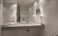 In-room Bathroom 7 Stord Hotell