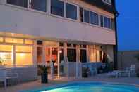 Swimming Pool ibis Styles Poitiers Nord