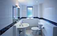 Toilet Kamar 3 Royal Court Hotel & Spa Coventry
