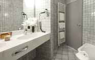 In-room Bathroom 4 Median Hotel
