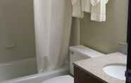 In-room Bathroom 3 Comfort Inn University